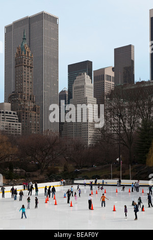 People ice skating in Central Park, Manhattan, New York City, NY, USA Stock Photo