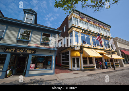 Colourful shops and cobbled roadway on popular Thames Street in historic Newport, Rhode Island, New England, U.S.A. Stock Photo