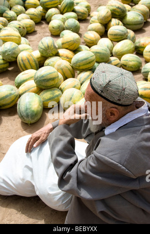 Fresh fruit vendor in a street market of Kashgar, Xinjiang Province, China 2008. Stock Photo