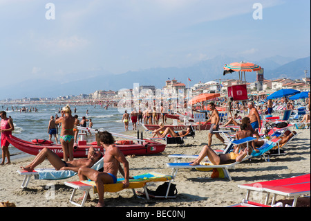 Crowded beach at Viareggio, Tuscan Riviera, Tuscany, Italy Stock Photo