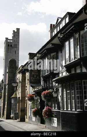 Town of Knutsford, England. Black and white Tudor style frontage of the Rose and Crown Hotel. Stock Photo