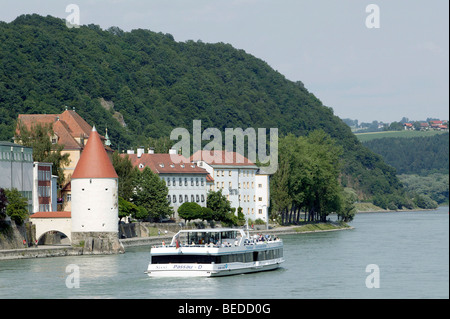 View of the Pulverturm tower, also called Schaiblingsturm, and of an excursion boat on the river Inn, Passau, Bavaria, Germany, Stock Photo