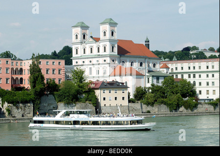 View of the former Jesuit church Sankt Michael and of an excursion boat on the river Inn, Passau, Bavaria, Germany, Europe. Stock Photo