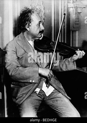 Professor Albert Einstein playing his violin Stock Photo - Alamy