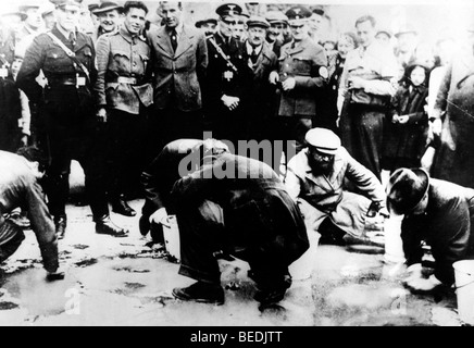 Viennese Jews forced to scrub the street Stock Photo