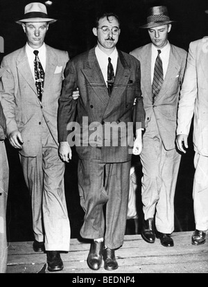 Julius Rosenberg escorted by FBI agents into Federal Building Stock Photo