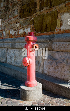 Fire Hydrant emergency service water supply marker post Stock Photo - Alamy