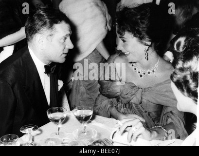 Elizabeth Taylor and Laurence Olivier chatting at a movie premiere Stock Photo