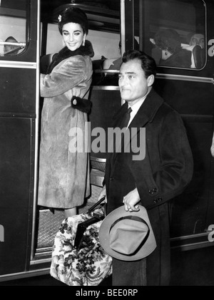 Liz Taylor and husband Mike Todd board a train Stock Photo