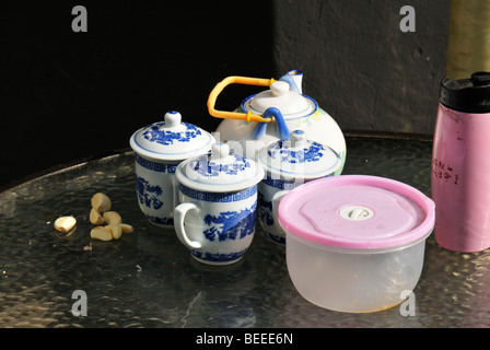 Cloves of garlic, a Chinese tea set and a pink thermos flask - a daily scene at a historic Hutong, Beijing CN Stock Photo