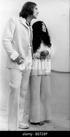 John Lennon and Yoko Ono open art gallery Stock Photo