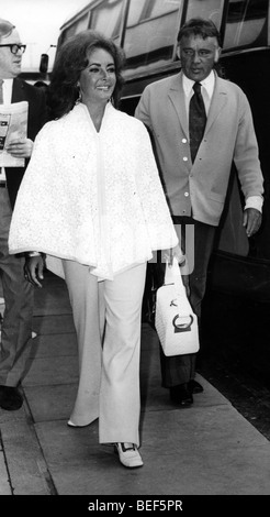 Actress Elizabeth Taylor travels with Richard Burton Stock Photo