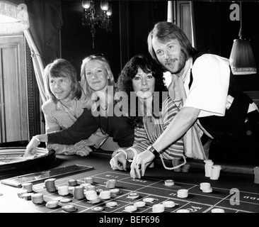 ABBA play roulette in the late-1970's (L-R) Björn Ulvaeus, Agnetha Fältskog, Anni-Frid Lyngstad (Frida), and Benny Andersson Stock Photo