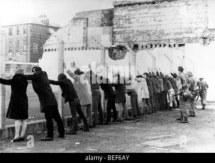 5211275 (900324) Nordirland-Konflikt , Bloody Sunday , festgenommene katholische Demonstranten vor einem Zaun, von britischen Stock Photo