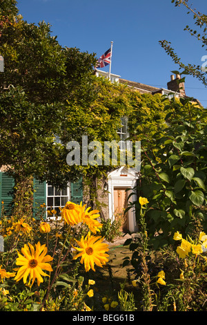 England, Cambridgeshire, Hemingford Grey, colourful flowers in front garden of River House Stock Photo