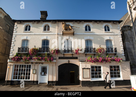 England, Cambridgeshire, St Ives, Market Hill, Golden Lion Hotel Stock Photo