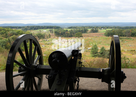 Union Army 10-pounder Parott Rifle cannon on Little Round Top. Devil's Den is at the left of the cannon muzzle. Gettysburg. Stock Photo