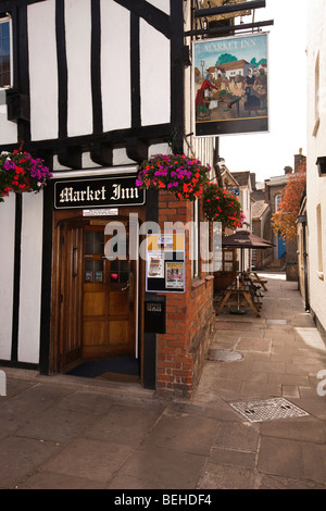 England, Cambridgeshire, Huntingdon, Market Hill, Market Inn historic town centre pub Stock Photo