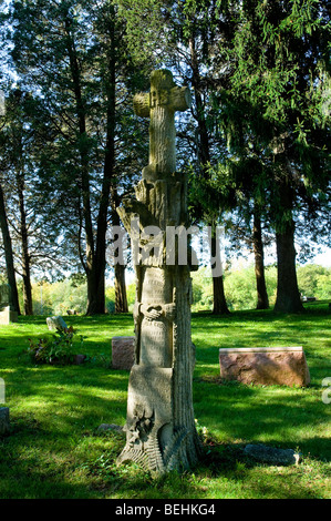 Unusual Czechoslovakian Gravestone at small town Catholic cemetery in Illinois, USA.. Depicts new growth out of tree trunk. Stock Photo