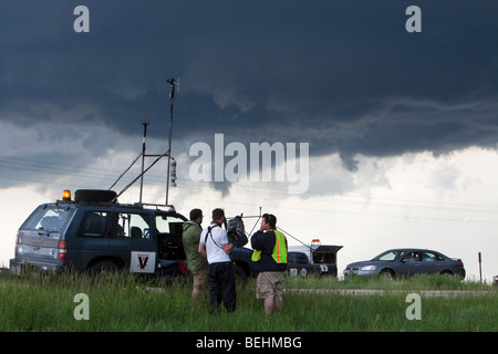 Storm chasers with Project Vortex 2 watch a funnel cloud form in Goshen County, Wyoming, USA, June 5, 2009. Stock Photo