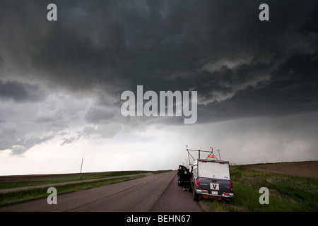 Storm chasers with Project Vortex 2 watch a funnel cloud form in Goshen County, Wyoming, USA, June 5, 2009. Stock Photo