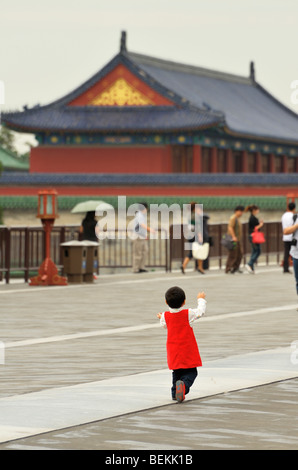 A young girl at the Temple of Heaven in Tiantan Park, Beijing CN Stock Photo