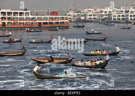 Dingi Nouka, small boats acting as water taxis on the Buriganga River in Dhaka, Bangladesh Stock Photo