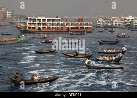 Dingi Nouka, small boats acting as water taxis on the Buriganga River in Dhaka, Bangladesh Stock Photo