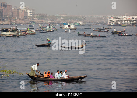 Dingi Nouka, small boats acting as water taxis on the Buriganga River in Dhaka, Bangladesh Stock Photo