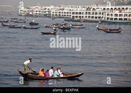 Dingi Nouka, small boats acting as water taxis on the Buriganga River in Dhaka, Bangladesh Stock Photo