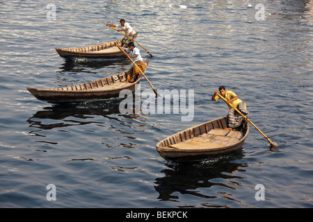 Dingi Nouka, small boats acting as water taxis on the Buriganga River in Dhaka, Bangladesh Stock Photo