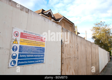 Site safety notice on exterior boarding of construction site