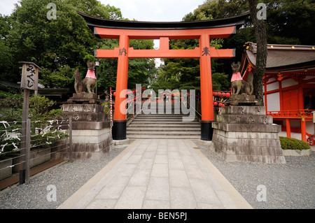 Torii leading to the Inner Shrine and Kitsune goddesses (Inari God messengers) in both sides. Fushimi Inari Taisha Shrine. Kyoto Stock Photo