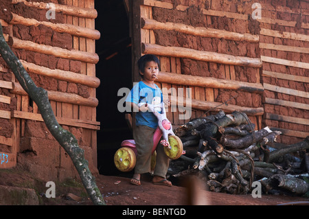 BRAZIL Aldeia Tekoa Pyau, a Guarani Mbya indigenous slum settlement on the edge of Sao Paulo. Stock Photo