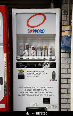 JAPAN Drinks vending machine selling beer, Tokyo. photo by Sean Spraqgue 2008 Stock Photo