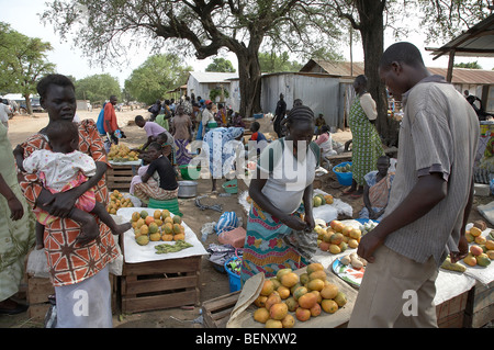 SOUTH SUDAN The fruit and vegetable market, Juba. PHOTO by SEAN SPRAGUE 2008 Stock Photo