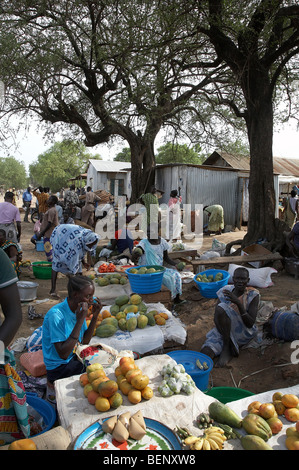SOUTH SUDAN The fruit and vegetable market, Juba. PHOTO by SEAN SPRAGUE 2008 Stock Photo