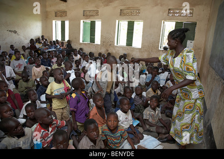 SOUTH SUDAN  Kinji government primary school, Yei. Group of children in crowded class. Stock Photo