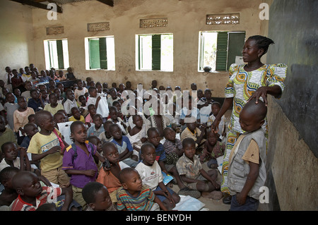 SOUTH SUDAN  Kinji government primary school, Yei. Group of children in crowded class. Stock Photo