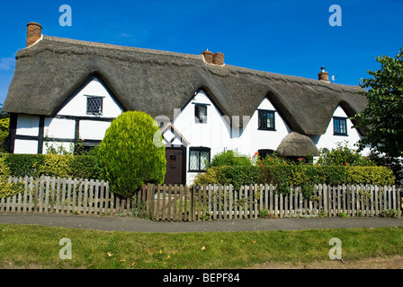 English Thatched Country Cottage at Hampton Lucy Stock Photo