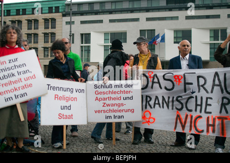 Iranian oppositors protesting against the Islamic government and demanding democracy in Iran, Branderburg Gate, Berlin, Germany Stock Photo