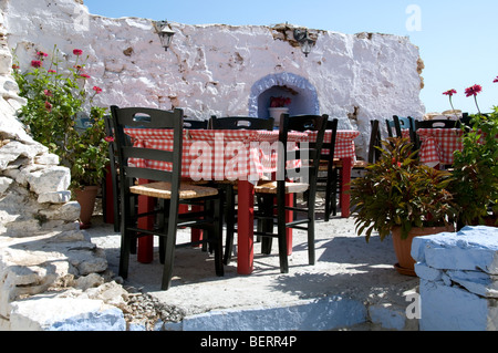 Outdoor taverna with red check tablecloths on the Greek Island of Alonissos,  Sporades, Greece Stock Photo