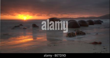 Sunrise over the Moeraki Boulders, Koekohe Beach, New Zealand Stock Photo