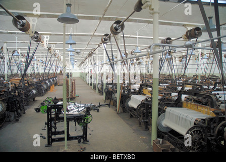 A typical weaving shed with 300 looms at the Queen Street MIll Textile Museum in Burnley in Lancashire Stock Photo