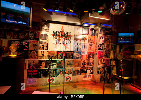 karaoke bar tokyo japan Stock Photo - Alamy