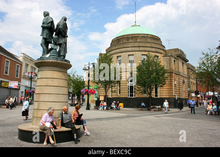 The Burns Statue and the Royal Bank of Scotland in Kilmarnock Cross, the centre of Kilmarnock, Ayrshire, Scotland Stock Photo