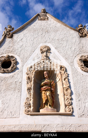 Statues on The two Moors House (K t m r h z). Rustic Baroque architecture - Sopron, Hungary Stock Photo