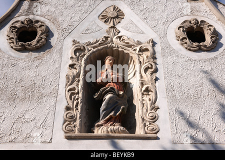 Statues on The two Moors House (K t m r h z). Rustic Baroque architecture - Sopron, Hungary Stock Photo