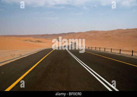 Desert road in Liwa, Abu Dhabi, UAE Stock Photo
