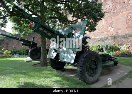 The 25 Pounder field gun,currently on permanent display outside Shrewsbury Castle,Shrewsbury,Shropshire,England. Stock Photo